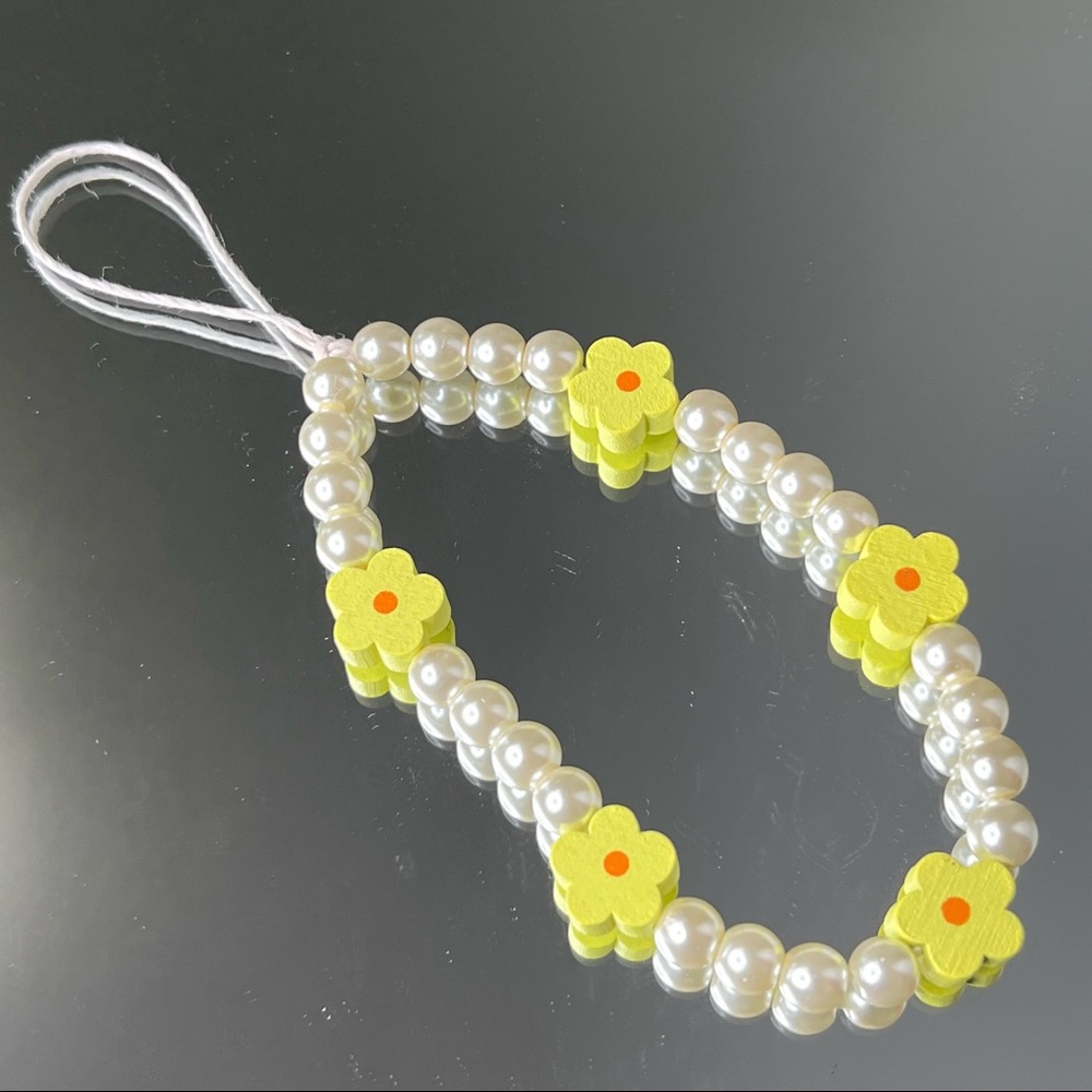 ✨Yellow Flower Phone Charm✨